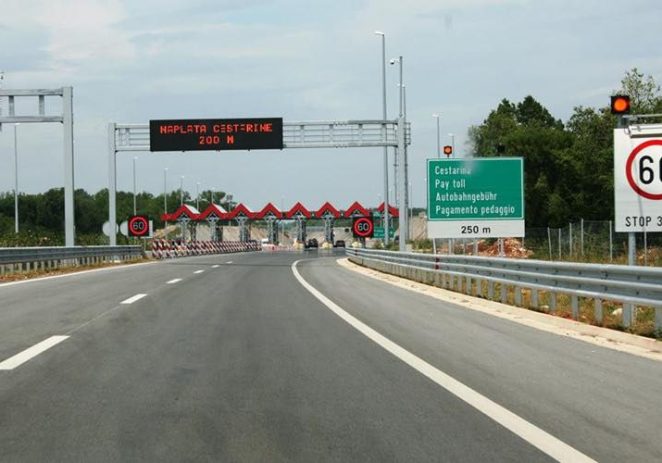 Na naplatnim kućicama na Ipsilonu udario u automobil ispred i teško se ozlijedio