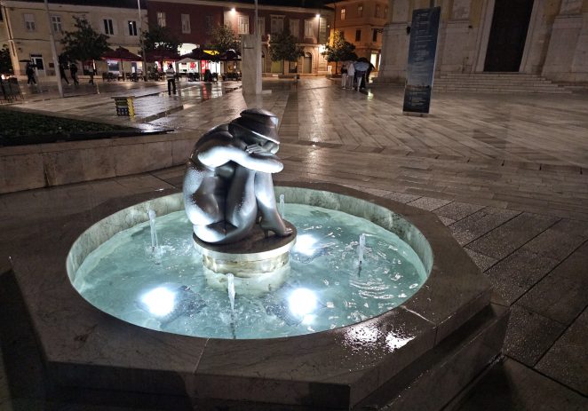 Nakon puno godina na Trgu slobode uređena skulptura “Ljeto” (Kupačica) i obnovljena fontana