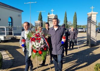 Grad Poreč: Povodom blagdana Svih svetih i Dušnog dana položeni vijenci na Gradskom groblju