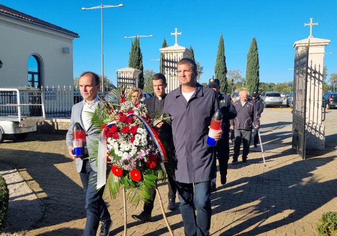 Grad Poreč: Povodom blagdana Svih svetih i Dušnog dana položeni vijenci na Gradskom groblju