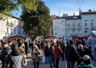 Uz druženje i prigodnu marendu te ugodnu glazbu proteklo je Badnje jutro u Poreču u sklopu Adventa Poreč