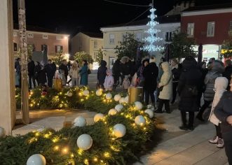 U Poreču upaljena prva adventska svijeća kao uvod u najbogatiji Poreč Advent do sada