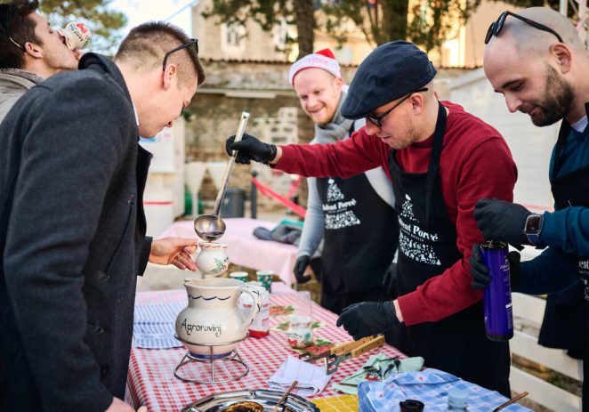 ADVENT POREČ: “Čuvari istrijanskih užanci” spremili najbolju istarsku supu