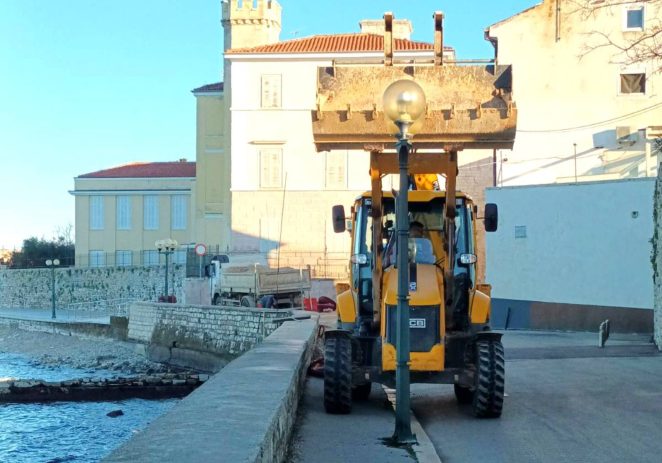 Nova LED javna rasvjeta za lungomare, te u mjesnim odborima Červar- Porat, Špadići-Veli Maj i Nova Va