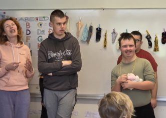 Dan osoba s Down sindromom u Poreču obilježen rasparenim čarapama, poklonima i prigodnim programom