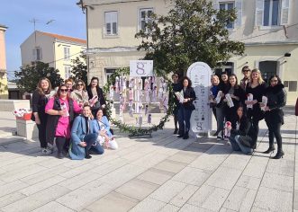 Porečke poduzetnice povodom Dana žena podijelile 300 cvjetova s porukom svojim sugrađankama