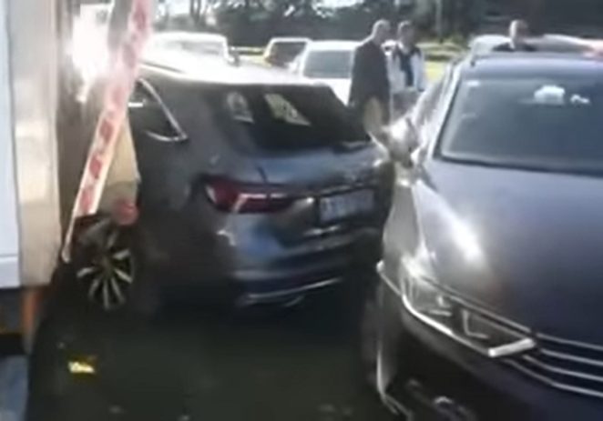 Vozač kamiona nije dignuo ručnu kočnicu pa oštetio četiri vozila na parkingu ispred Žatike