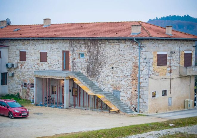 Na zgradi Općine Vižinada  grade se stepenice kao ulaz za novouređene poslovne prostore