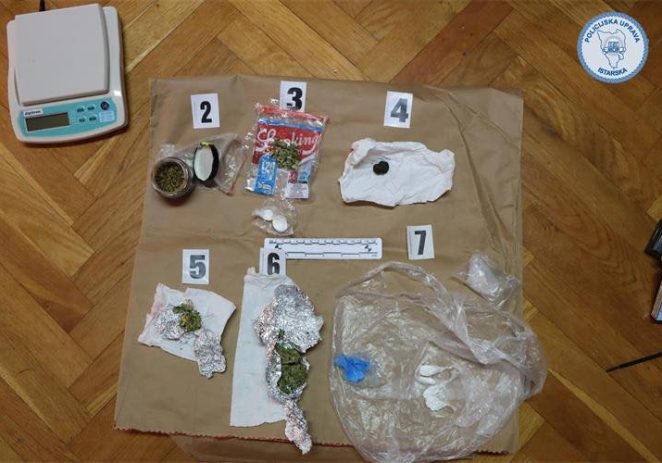 Vozio pod utjecajem alkohola, a onda još odbacio i vrećicu s više vrsta droga