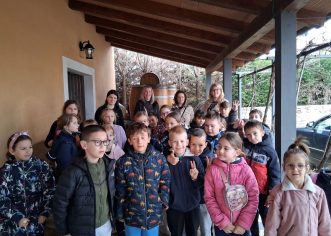 Učenici područne Osnovne škole Nova Vas izrađivali etikete za maslinova ulja OPG-a Brčić u Novoj Vasi
