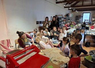 Vrtićarci iz Žbandaja posjetili su keramičarsku radionicu i Romaničku kuću