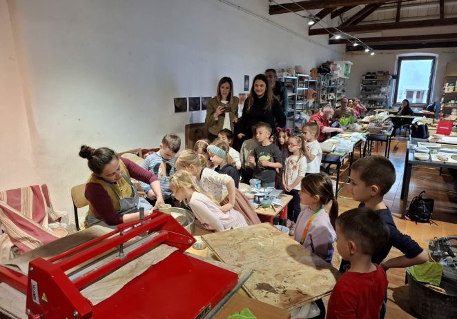 Vrtićarci iz Žbandaja posjetili su keramičarsku radionicu i Romaničku kuću