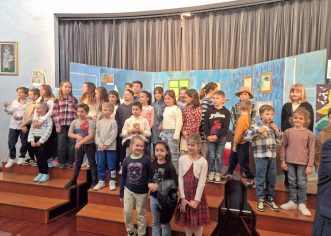 Učenici porečke Talijanske osnovne škole izlažu svoje radove u Teatrinu Zajednice Talijana u Poreču