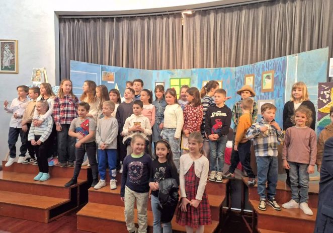 Učenici porečke Talijanske osnovne škole izlažu svoje radove u Teatrinu Zajednice Talijana u Poreču