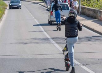 Automobil na pješačkom prelazu udario u dvije putnice na ROMOBILU