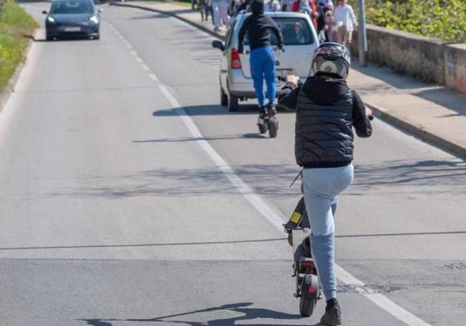 Automobil na pješačkom prelazu udario u dvije putnice na ROMOBILU