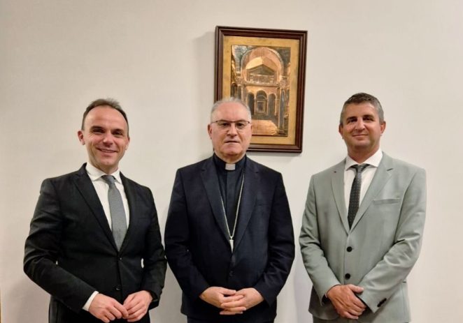 Biskup Štironja održao prijem za gradonačelnika Peršurića i predsjednika Gradskog vijeća Rabara