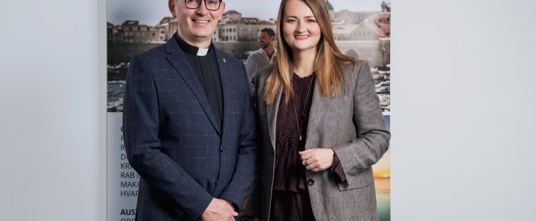 Ravnatelj Hrvatskog Caritasa fra Tomislav Glavnik i članica uprave Valamara Ivana Budin Arhanić