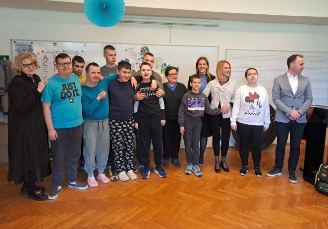 Poklonima i prigodnim programom u Osnovnoj školi Poreč obilježen Svjetski dan svjesnosti o autizmu