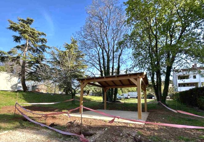 Grad Poreč nastavlja sa postavljanjem “piknik zona” u Baderni, Buićima, Bonacima, Dračevcu i naselju Bolnica te punionica za bicikle uz trasu Parenzane