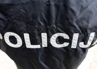 U Poreču ozlijeđen padobranac – Muškarac je uslijed greške prizemljio na hangar, a potom i pao na tlo