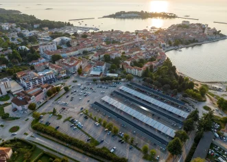 Veliko parkiralište uskoro će proizvoditi struju – stižu solarne nadstrešnice za vozila