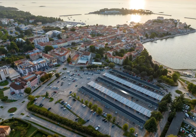 Veliko parkiralište uskoro će proizvoditi struju – stižu solarne nadstrešnice za vozila