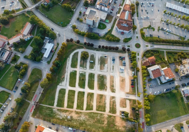 Ponovno otvoreno parkiralište “Vrtovi” – nosi sustav kontrole ulaza i izlaza. Za goste privatnog smještaja u funkciji je parkiralište iza Cantine