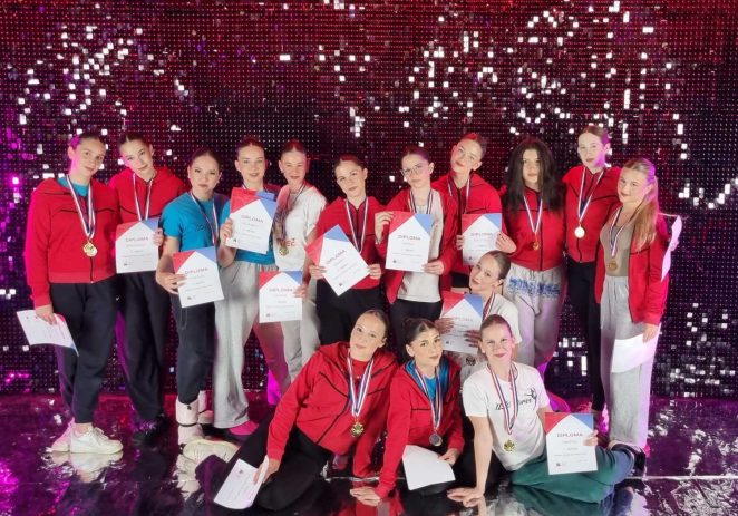 Plesačice i plesači USB-a Poreč osvojili 12 zlata, 11 srebra i osam bronci na natjecanju HSPS-a u Delnicama