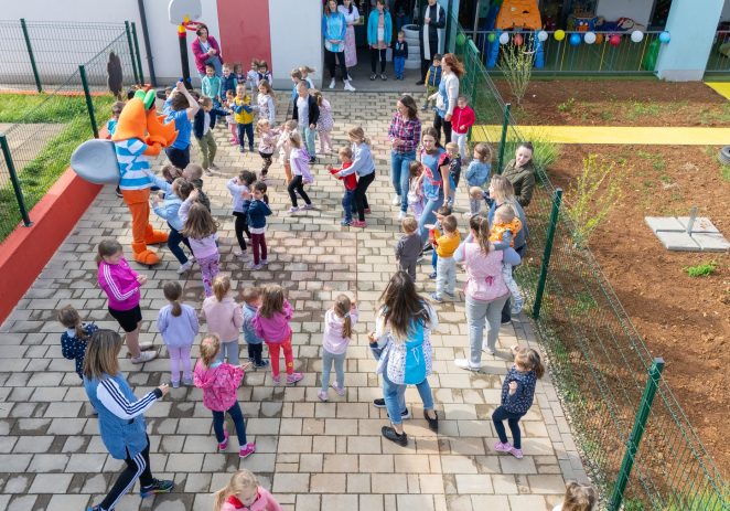 Svečano otvoreno novouređeno dječje igralište u Žbandaju