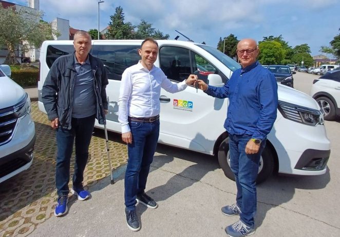 Sportskoj zajednici Grada Poreča uručen je drugi novi kombi za potrebe sportskih klubova i sportaša