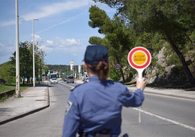 31-godišnjak u automobilu ostavio dvoje djece i pokušao se udaljiti nakon čega je uhićen