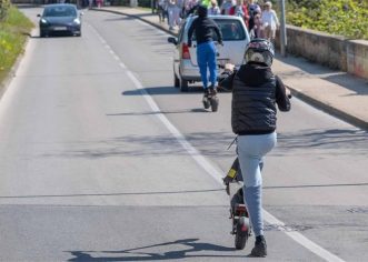 Dvojica maloljetnika pali s romobila i ozlijedili se