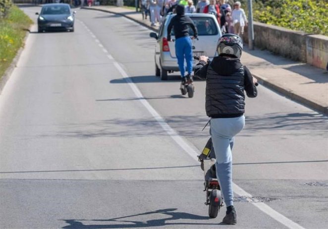 Dvojica maloljetnika pali s romobila i ozlijedili se
