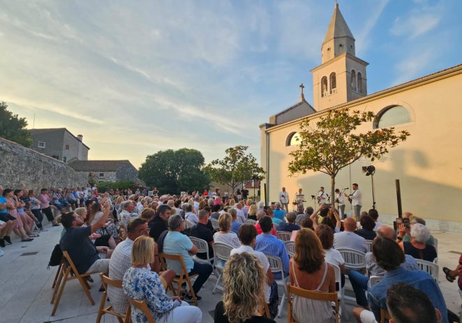 Večer canzona, šansona i evergreena u utorak u Funtani