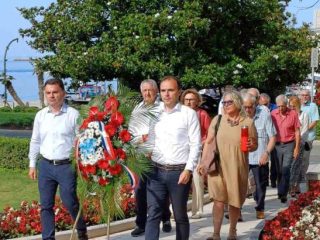 Polaganje vijenaca na Narodnom trgu