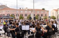 u četvrtak, 29. svibnja na Trgu slobode održan je koncert „Harmonikaški orkestar i zbor u mom gradu“ – projekt  „VIPO“