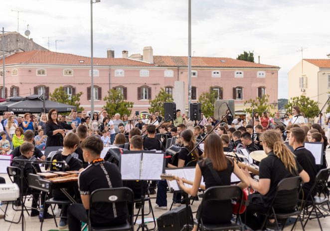 u četvrtak, 29. svibnja na Trgu slobode održan je koncert „Harmonikaški orkestar i zbor u mom gradu“ – projekt „VIPO“