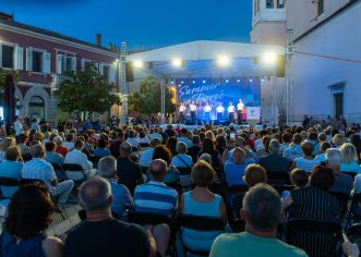 POREČKO LJETO: Klapa Sv. Juraj osvojila publiku snažnim emocijama, pjesmom i tradicijom, večeras Sunset Cinema i film o Bobu Dylanu