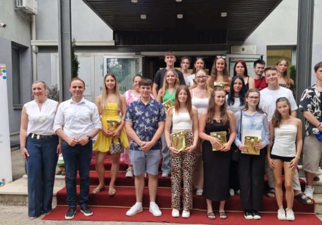 Svečana podjela svjedodžbi i nagrada maturantima i učenicima – večer ponosa, uspjeha i veselja u TUŠ Antona Štifanića Poreč