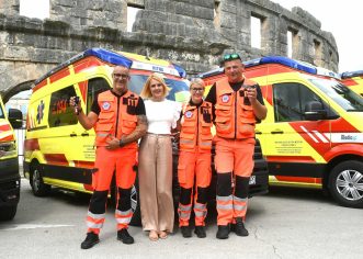 Istarska županija predala 10 novih ambulantnih vozila – 2 idu u Poreč