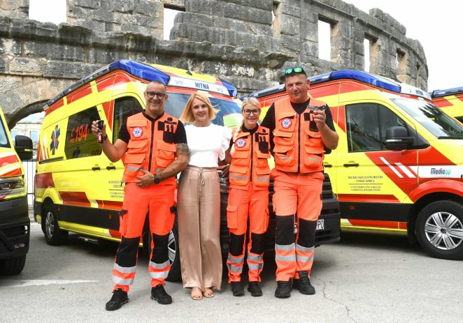 Istarska županija predala 10 novih ambulantnih vozila – 2 idu u Poreč