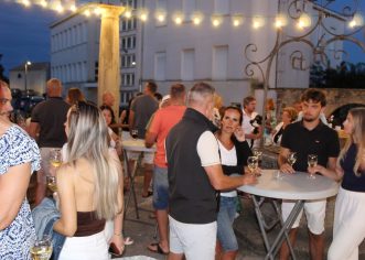Prve ovogodišnje vinske večeri u Vižinadi okupile brojne goste i ljubitelje vrhunskih vina