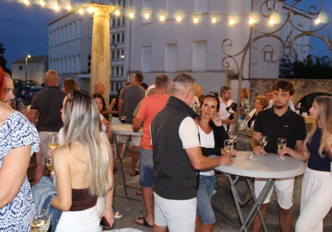 Prve ovogodišnje vinske večeri u Vižinadi okupile brojne goste i ljubitelje vrhunskih vina