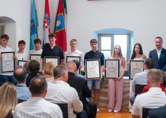 Svečana sjednica Općinskog vijeća Općine Višnjan – dodijeljena priznanja najboljim učenicima i plakete zaslužnim građanima