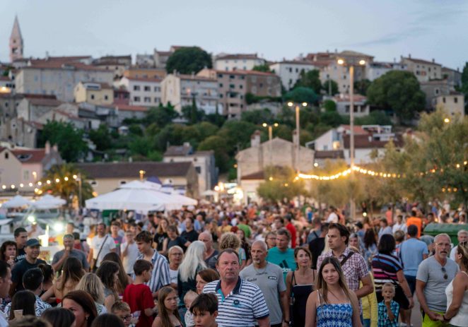Vrsaranska Ribarska fešta: subota na rivi uz morske specijalitete i dobru glazbu