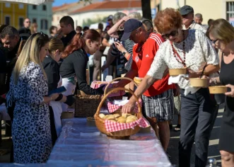 Fuži, vino, pivo i kokteli privukli brojne posjetitelje na gradsku tržnicu za posljednje ovogodišnje Gušte Merkata