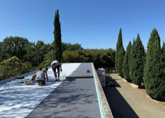 Usluga Poreč započela je s sanacijama ogradnih zidova i obnovi ravnog krova na srednjem dijelu porečkog groblja