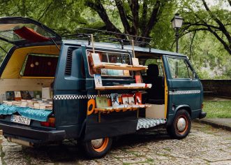 U petak BOOKMOBIL u Vižinadi – druženje uz pjesnikinju Maju Klarić, Mladena Blaževića i Radu Vojinovića