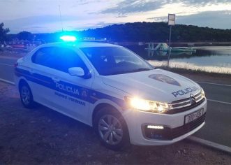 S mobitelom u ruci prošla pored znaka obaveznog zaustavljanja pa odbila i testiranja na alkohol i drogu